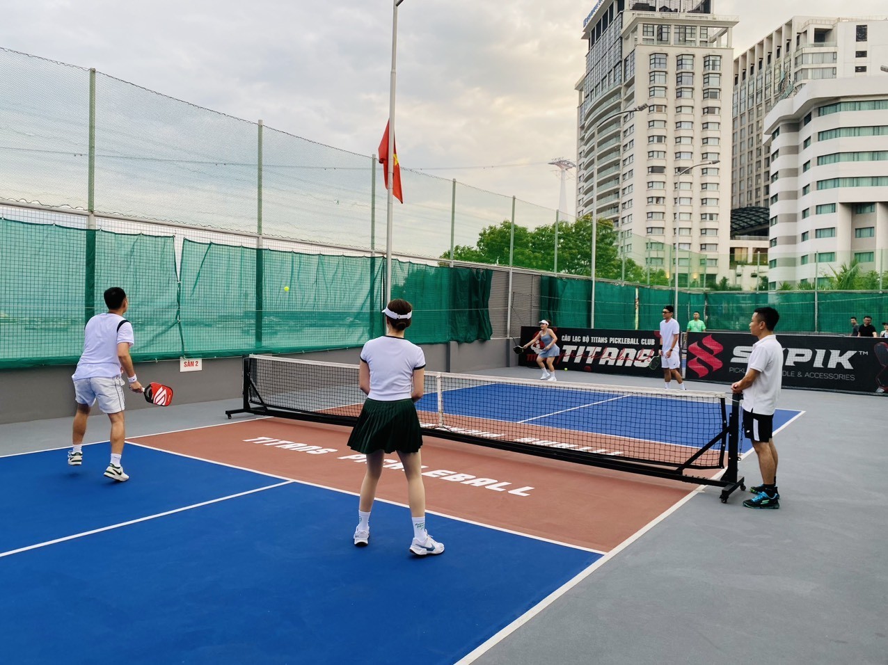 Sân pickleball tầng thượng view vịnh Hạ Long