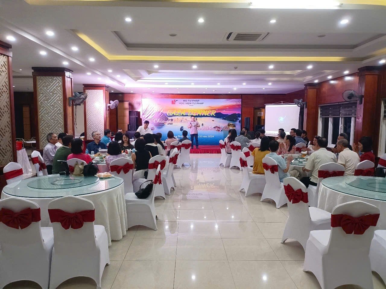 Nhà hàng tầng 7 view biển